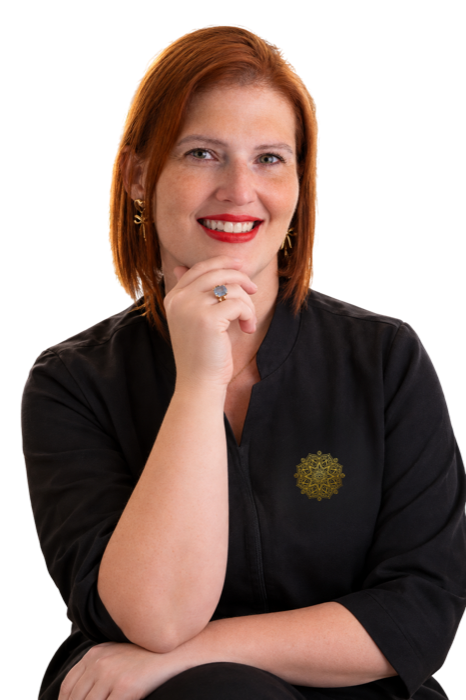 Retrato de Rafaela Luz, fisioterapeuta especializada em massagem terapêutica